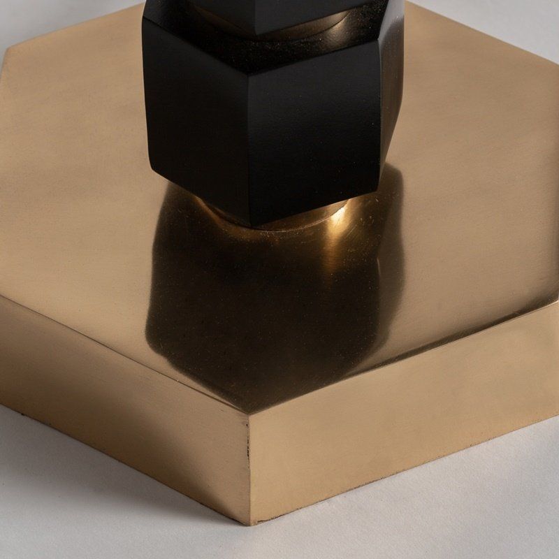 Lámpara de pie negra en latón