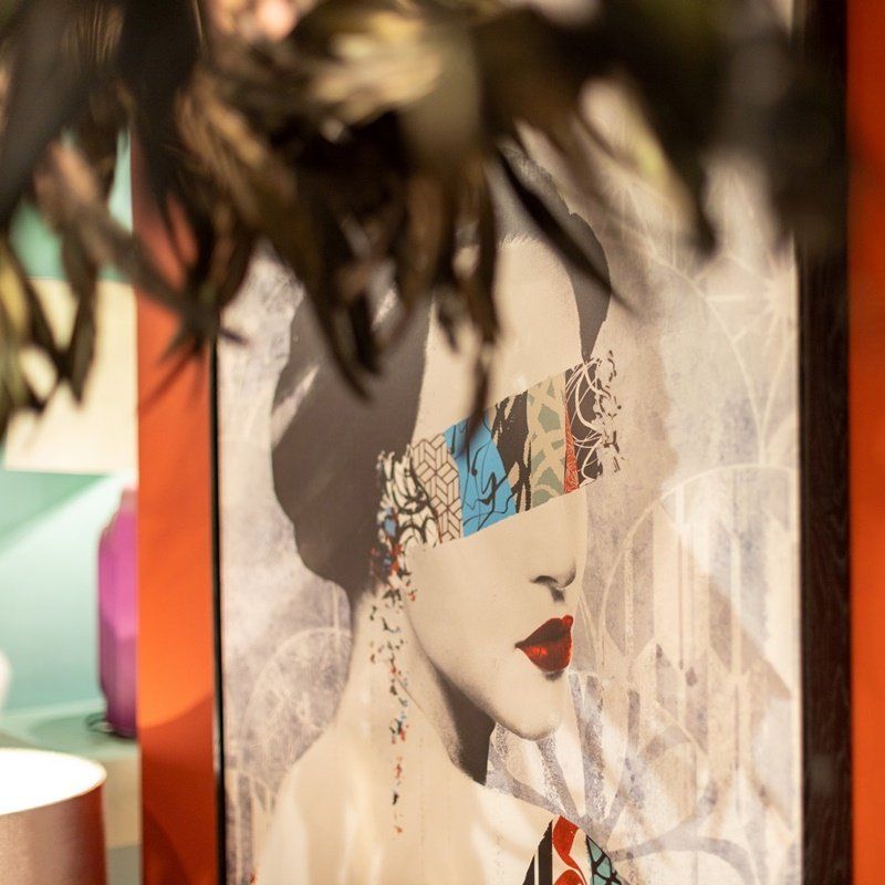 cuadro mujer gafas con foam