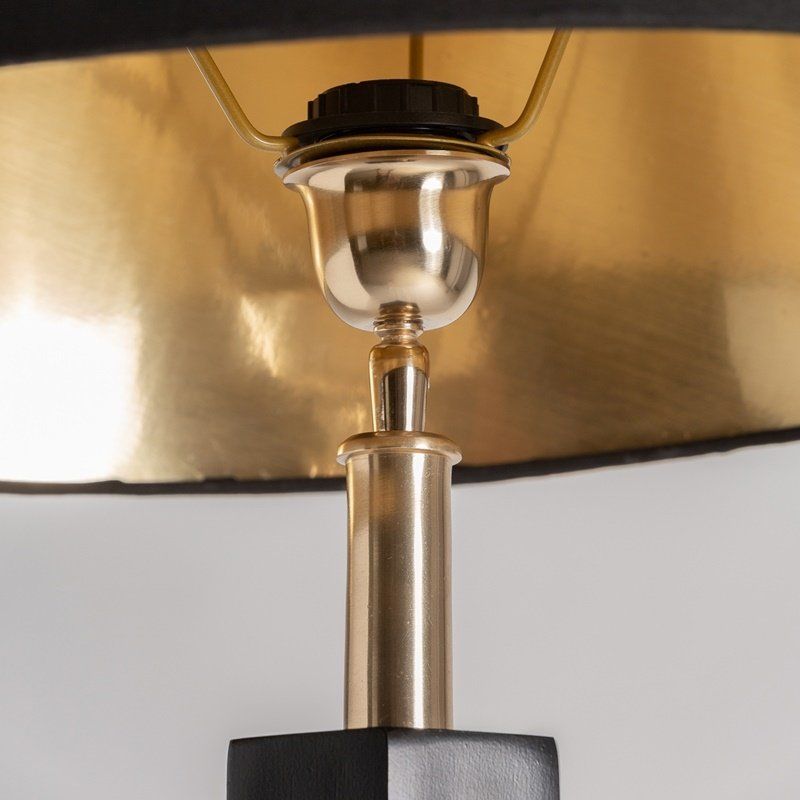 Lámpara de pie negra en latón