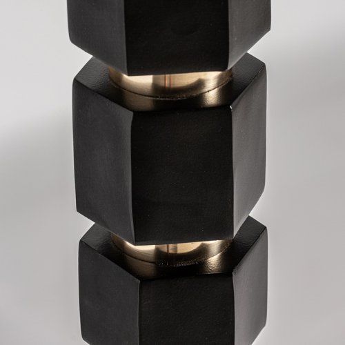 Lámpara de pie negra en latón